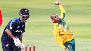 south-africa-new-zealand-aaron-phangiso-grant-elliott-bowls_3421267