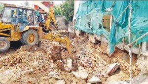 201606060834213482_wage-worker-death-fell-compound-wall-collapsed_SECVPF