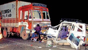 201607280953234656_nellai-near-van-collided-with-a-lorry-accident-6-dead_SECVPF