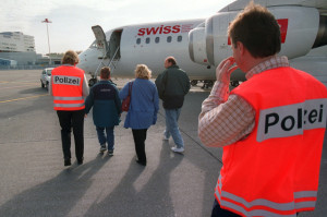 AUSWEISUNG, ASYLBEWERBER, ZWANGSAUSSCHAFFUNG, FLUGHAFEN, ZUERICH, KLOTEN, ASYLANT, ASYLANTEN, ASYLSUCHENDE, FAMILIE, BULGAREN, VATER, MUTTER, SOHN, RUECKFUEHRUNG, FLUGZEUG, SWISS, INTERNATIONAL, AIR, LINES, LINE, POLIZEI, POLIZISTEN, AUSSCHAFFUNGSBEAMTE